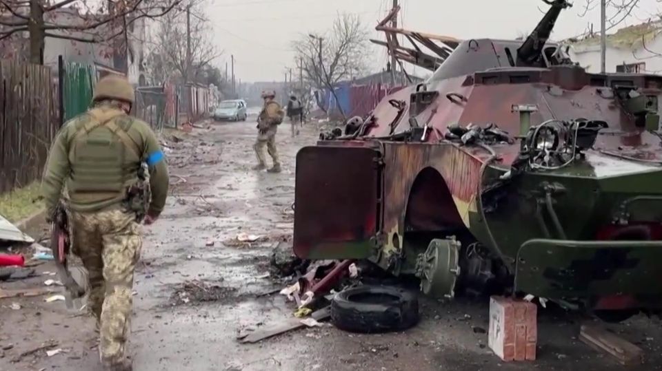 Ukraine-Krieg: Russische Truppen ziehen aus umkämpften Vororten Kiews ab – doch Ukrainer sind skeptisch