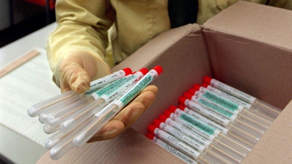 Ein Beamter der niedersächsischen Polizei zeigt am 10. April 1998 einige Speichelproben