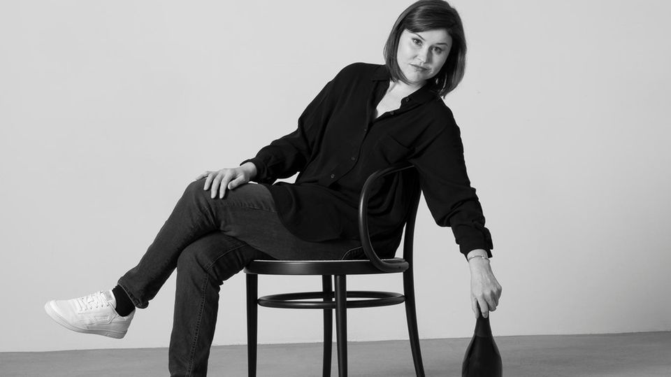Winzerin Katharina Wechsler sitzt auf einem Stuhl