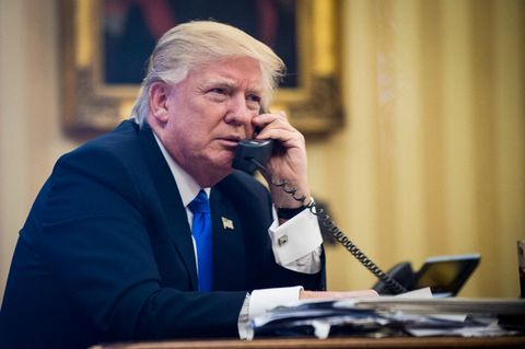Donald Trump telefoniert im Weißen Haus