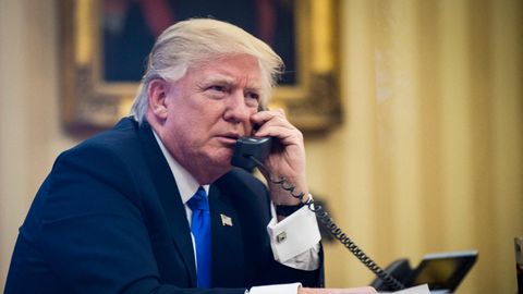 Donald Trump telefoniert im Weißen Haus