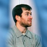 Roman Abramowitsch schaut leicht lächelnd in die Ferne