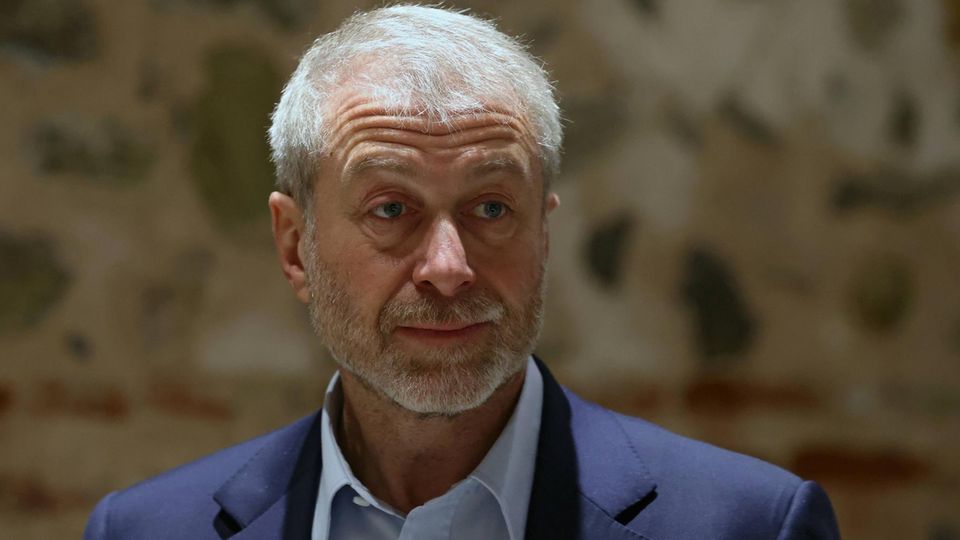 Roman Abramowitsch mit ernstem Gesichtsausdruck