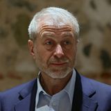 Roman Abramowitsch mit ernstem Gesichtsausdruck