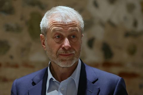 Roman Abramowitsch mit ernstem Gesichtsausdruck