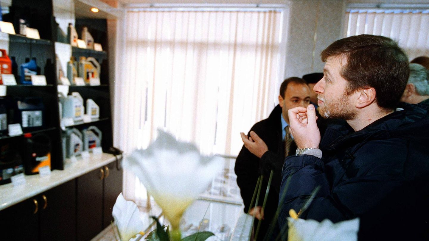 Roman Abramowitsch betrachtet interessiert diverse Ölkanister in einem Geschäft 2001