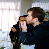 Roman Abramowitsch betrachtet interessiert diverse Ölkanister in einem Geschäft 2001