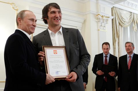Lang ist's her: Wladimir Putin zeichnet 2012 den russischen Eishockey-Nationalspieler Alexander Owetschkin (r.) aus