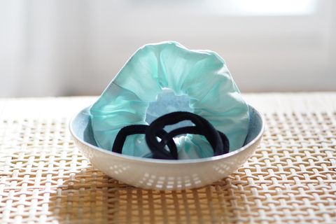 "Fairhair" (jetzt "Fairtye") produziert Scrunchies und Zopfgummis aus Bio-Baumwolle und Naturkautschuk.