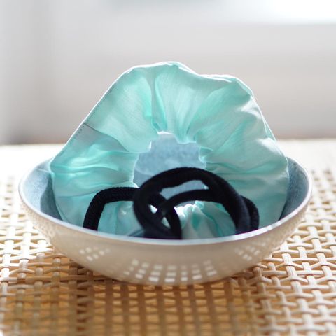"Fairhair" (jetzt "Fairtye") produziert Scrunchies und Zopfgummis aus Bio-Baumwolle und Naturkautschuk.
