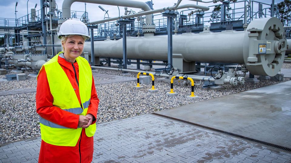 Mecklenburg-Vorpommerns Ministerpräsidentin Manuela Schwesig an der Anlandestation von Nord Stream 2