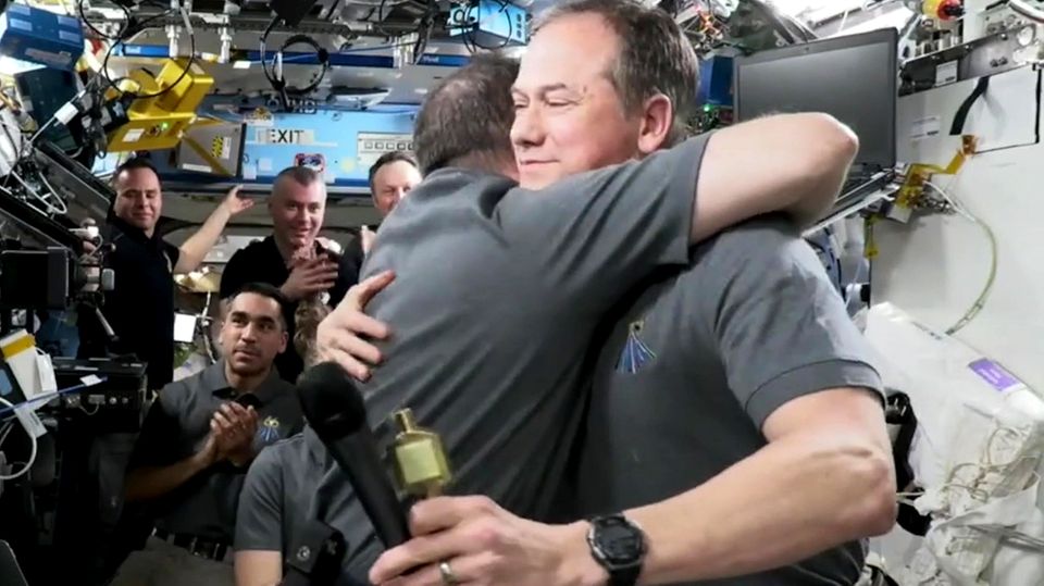 ISS: Russischer Kosmonaut und Nasa-Astronaut umarmen sich zum Abschied