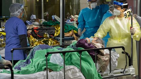 Patienten warten vor einem überfüllten Krankenhaus in Hongkong