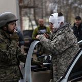 verwundeter Mann am Rand der Hauptstadt