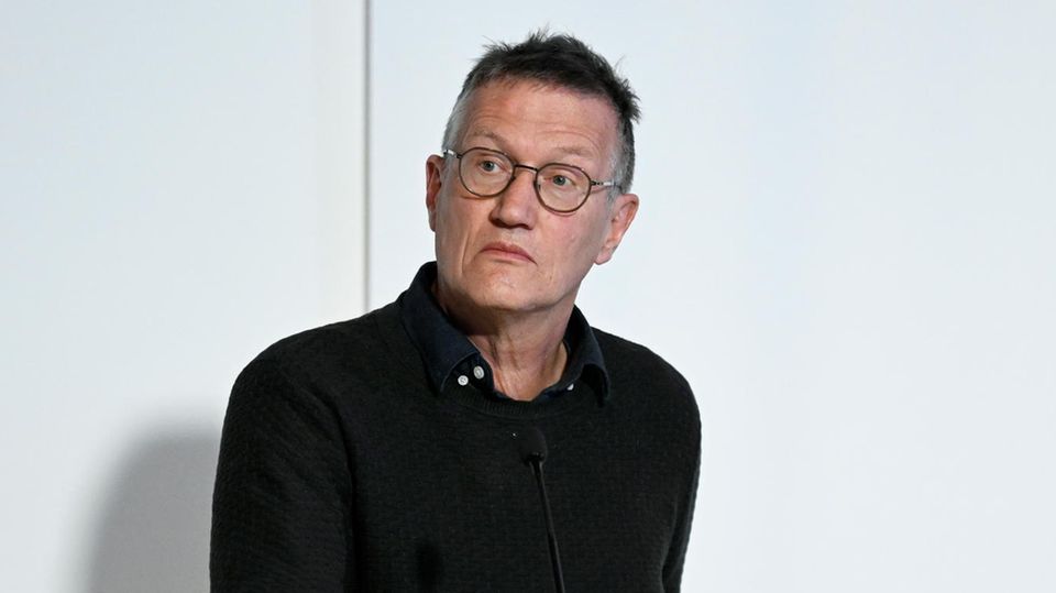 Anders Tegnell auf einem Podium