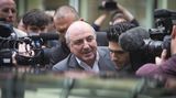 Ein älterer Mann mit Halbglatze, Boris Beresowski, steht 2012 umringt von Journalisten vor dem Gerichtsgebäude in London