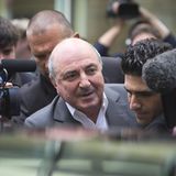 Ein älterer Mann mit Halbglatze, Boris Beresowski, steht 2012 umringt von Journalisten vor dem Gerichtsgebäude in London