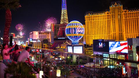 Der Las Vegas Strip, links das berühmte Hotel Caesars Palace