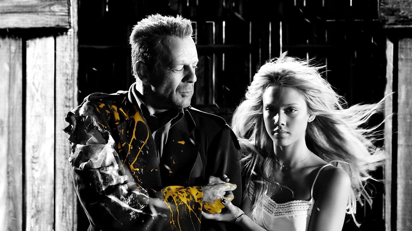 In "Sin City", der visuell bahnbrechenden Kino-Adaption von Frank Millers gleichnamigem Comic, spielt Bruce Willis den Ex-Cop John Hartigan, der die junge Nancy (Jessica Alba) vor einem Sexualstraftäter rettet