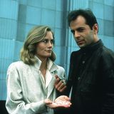 Bekannt wurde Bruce Willis aber Mitte der 1980er Jahre durch eine TV-Serie: In "Das Model und der Schnüffler" spielt Cibyll Shepherd die Inhaberin einer Detektei, Willis ist ihr Angestellter. Doch die eigentlichen Fälle sind nur zweitranging, im Vordergrund stand die Beziehung der Protagonisten zueinander, die im Stile einer Screwball-Comedy der 30er Jahre ein permanentes Dialogfeuerwerk abbrannten. Für seine Rolle bekam Bruce Willis mehrere bedeutende Auszeichnungen, unter anderem 1987 den Emmy als Bester Hauptdarsteller in einer Dramaserie und im gleichen Jahr den Golden Globe als Bester Serien-Hauptdarsteller in der Kategorie Komödie oder Musical