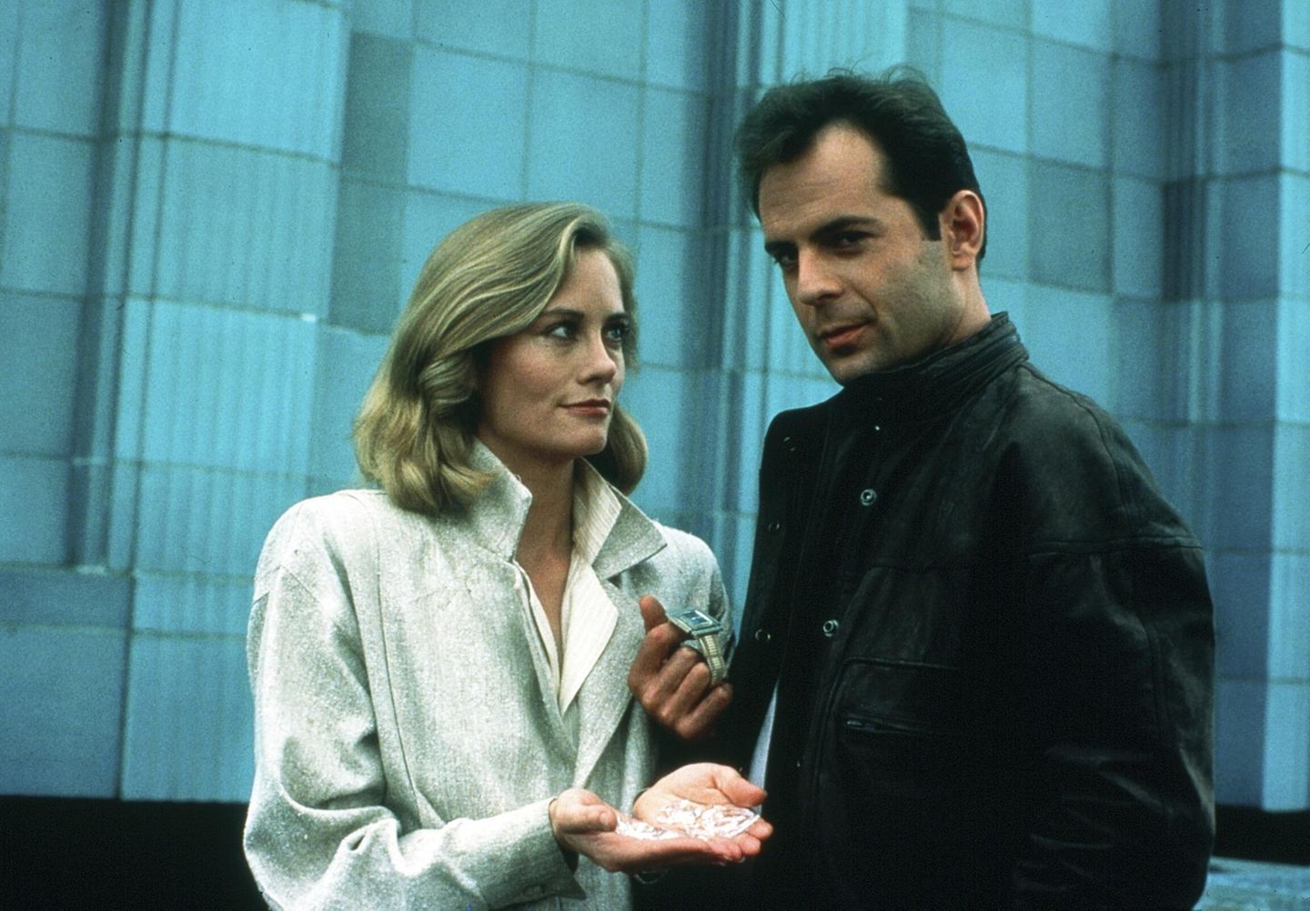 70. Geburtstag: Bekannt wurde Bruce Willis aber Mitte der 1980er Jahre durch eine TV-Serie: In "Das Model und der Schnüffler" spielt Cibyll Shepherd die Inhaberin einer Detektei, Willis ist ihr Angestellter. Doch die eigentlichen Fälle sind nur zweitranging, im Vordergrund stand die Beziehung der Protagonisten zueinander, die im Stile einer Screwball-Comedy der 30er Jahre ein permanentes Dialogfeuerwerk abbrannten. Für seine Rolle bekam Bruce Willis mehrere bedeutende Auszeichnungen, unter anderem 1987 den Emmy als Bester Hauptdarsteller in einer Dramaserie und im gleichen Jahr den Golden Globe als Bester Serien-Hauptdarsteller in der Kategorie Komödie oder Musical Bekannt wurde Bruce Willis aber Mitte der 1980er Jahre durch eine TV-Serie: In "Das Model und der Schnüffler" spielt Cibyll Shepherd die Inhaberin einer Detektei, Willis ist ihr Angestellter. Doch die eigentlichen Fälle sind nur zweitranging, im Vordergrund stand die Beziehung der Protagonisten zueinander, die im Stile einer Screwball-Comedy der 30er Jahre ein permanentes Dialogfeuerwerk abbrannten. Für seine Rolle bekam Bruce Willis mehrere bedeutende Auszeichnungen, unter anderem 1987 den Emmy als Bester Hauptdarsteller in einer Dramaserie und im gleichen Jahr den Golden Globe als Bester Serien-Hauptdarsteller in der Kategorie Komödie oder Musical