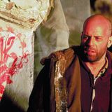 Die Zusammenarbeit mit Tarantino brachte Bruce Willis zurück ins seriöse Fach, es folgten nun seine besten Jahre. Terry Gilliam engagierte ihn 1995 für sein erschreckend aktuelles Zukunftsszenario "12 Monkeys". Darin wird die Menschheit von einer Pandemie fast komplett ausgelöscht - und der von Willis gespielte James Cole reist in die Vergangenheit zurück, um den Ausbruch des Virus zu stoppen