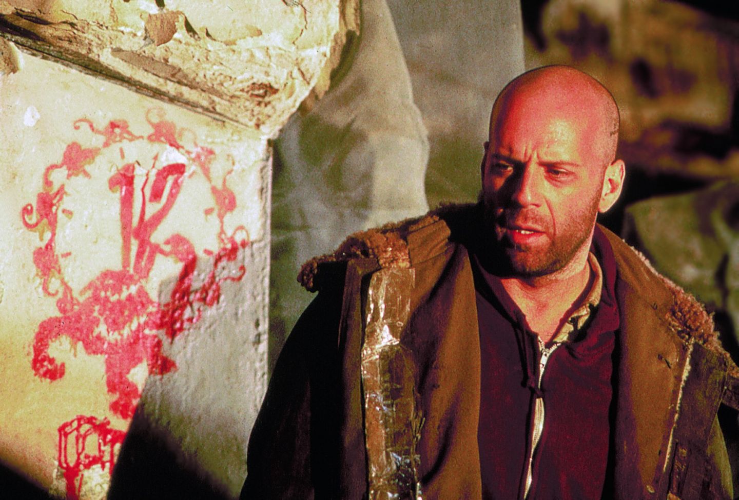 Die Zusammenarbeit mit Tarantino brachte Bruce Willis zurück ins seriöse Fach, es folgten nun seine besten Jahre. Terry Gilliam engagierte ihn 1995 für sein erschreckend aktuelles Zukunftsszenario "12 Monkeys". Darin wird die Menschheit von einer Pandemie fast komplett ausgelöscht - und der von Willis gespielte James Cole reist in die Vergangenheit zurück, um den Ausbruch des Virus zu stoppen