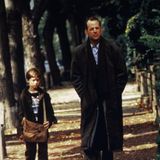 In der zweiten Hälfe der 90er Jahre schien Bruce Willis fast alles zu gelingen. Nach den Triumphen mit "12 Monkey" und "Das fünfte Element" spielte er 1999 auch die Hauptrolle in  M. Night Shyamalans epochalem Psychothriller "The Sixth Sense". Willis spielt einen Kinderpsychologen, der den jungen Cole (Haley Joel Osment) behandelt. Erst am Ende erfährt der Zuschauer, worum es hier eigentlich geht