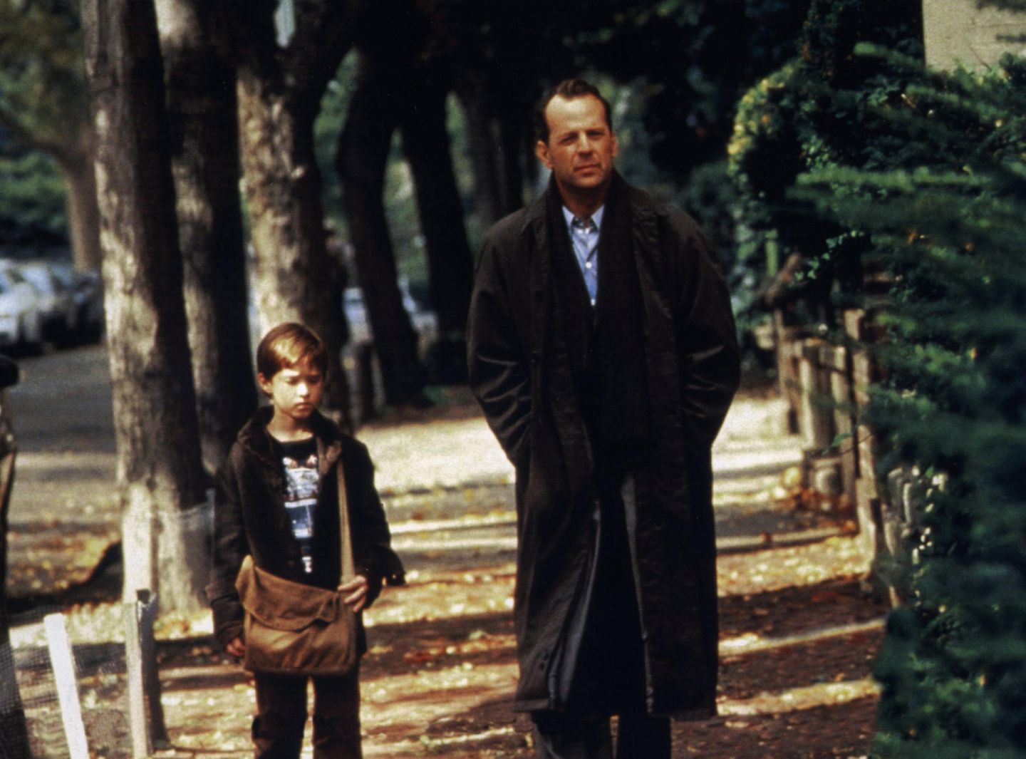 In der zweiten Hälfe der 90er Jahre schien Bruce Willis fast alles zu gelingen. Nach den Triumphen mit "12 Monkey" und "Das fünfte Element" spielte er 1999 auch die Hauptrolle in  M. Night Shyamalans epochalem Psychothriller "The Sixth Sense". Willis spielt einen Kinderpsychologen, der den jungen Cole (Haley Joel Osment) behandelt. Erst am Ende erfährt der Zuschauer, worum es hier eigentlich geht