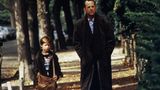 In der zweiten Hälfe der 90er Jahre schien Bruce Willis fast alles zu gelingen. Nach den Triumphen mit "12 Monkey" und "Das fünfte Element" spielte er 1999 auch die Hauptrolle in  M. Night Shyamalans epochalem Psychothriller "The Sixth Sense". Willis spielt einen Kinderpsychologen, der den jungen Cole (Haley Joel Osment) behandelt. Erst am Ende erfährt der Zuschauer, worum es hier eigentlich geht