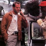 Nach seinem Durchbruch mit "Die Hard" bewies Bruce Willis nicht immer ein glückliches Händchen mit seinen Rollen. Viele seiner Filme aus dieser Zeit sind zu Recht in Vergessenheit geraten, etwa der Gangsterfilm "Billy Bathgate" (1991) oder die schwarze Komödie "Der Tod steht ihr gut" (1992). Zu den Highlights der frühen 90er Jahre gehört dagegen "Last Boy Scout – Das Ziel ist Überleben", geschrieben von "Lethal Weapon"-Autor Shane Black, der hier eine actionreiche Handlung mit Humor verbindet. Bruce Willis spielt auch hier einen heruntergekommenen Privatdetektiv - seine Paraderolle