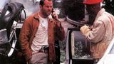 Nach seinem Durchbruch mit "Die Hard" bewies Bruce Willis nicht immer ein glückliches Händchen mit seinen Rollen. Viele seiner Filme aus dieser Zeit sind zu Recht in Vergessenheit geraten, etwa der Gangsterfilm "Billy Bathgate" (1991) oder die schwarze Komödie "Der Tod steht ihr gut" (1992). Zu den Highlights der frühen 90er Jahre gehört dagegen "Last Boy Scout – Das Ziel ist Überleben", geschrieben von "Lethal Weapon"-Autor Shane Black, der hier eine actionreiche Handlung mit Humor verbindet. Bruce Willis spielt auch hier einen heruntergekommenen Privatdetektiv - seine Paraderolle