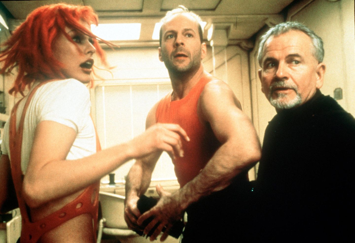 70. Geburtstag: Auch mit diesem Film landete Bruce Willis einen Volltreffer: In Luke Bessons Sci-Fi-Abenteuer "Das fünfte Element" musste Willis 1997 zusammen mit Milla Jovovich die Welt retten. Der Streifen wurde ein gigantischer Kassenknüller und gilt bis heute als einer der erfolgreichsten europäischen Filme aller Zeiten Auch mit diesem Film landete Bruce Willis einen Volltreffer: In Luke Bessons Sci-Fi-Abenteuer "Das fünfte Element" musste Willis 1997 zusammen mit Milla Jovovich die Welt retten. Der Streifen wurde ein gigantischer Kassenknüller und gilt bis heute als einer der erfolgreichsten europäischen Filme aller Zeiten