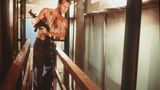 Diese Rolle katapultierte Bruce Willis 1988 in den Rang eines Weltstars: Als Polizist John McClane, der Weihnachten gegen eine Haufen Terroristen kämpfen muss, wurde der Schauspieler schlagartig bekannt. "Die Hard" ist bis heute populär, es folgten vier weitere Einsätze. In vielen Familien gehört Bruce Willis seither zu Heiligabend wie der Weihnachtsmann und der Tannenbaum