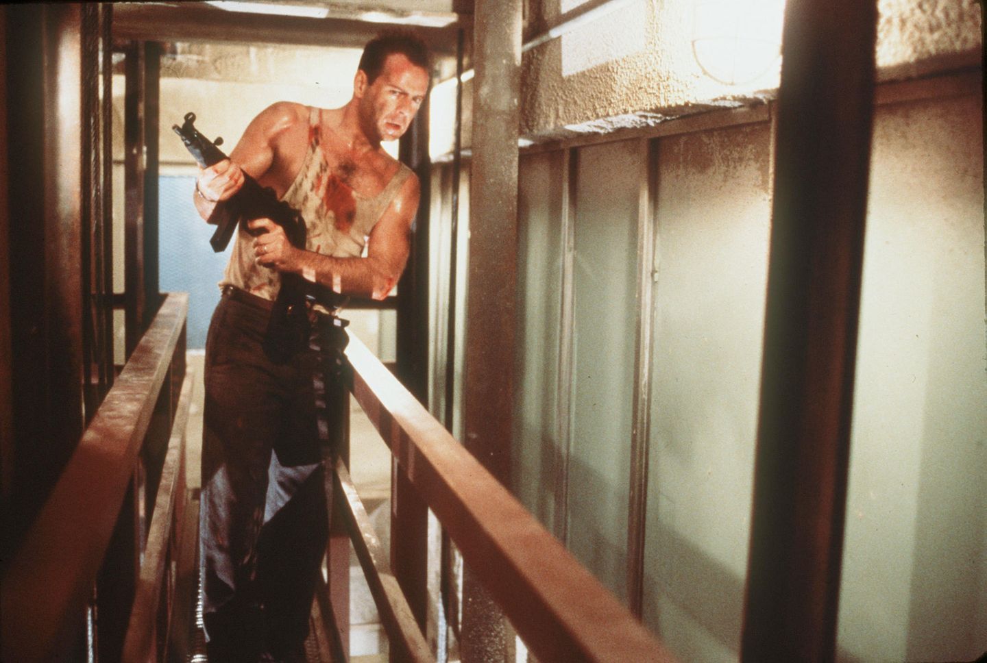 70. Geburtstag: Diese Rolle katapultierte Bruce Willis 1988 in den Rang eines Weltstars: Als Polizist John McClane, der Weihnachten gegen eine Haufen Terroristen kämpfen muss, wurde der Schauspieler schlagartig bekannt. "Die Hard" ist bis heute populär, es folgten vier weitere Einsätze. In vielen Familien gehört Bruce Willis seither zu Heiligabend wie der Weihnachtsmann und der Tannenbaum Diese Rolle katapultierte Bruce Willis 1988 in den Rang eines Weltstars: Als Polizist John McClane, der Weihnachten gegen eine Haufen Terroristen kämpfen muss, wurde der Schauspieler schlagartig bekannt. "Die Hard" ist bis heute populär, es folgten vier weitere Einsätze. In vielen Familien gehört Bruce Willis seither zu Heiligabend wie der Weihnachtsmann und der Tannenbaum