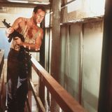 Diese Rolle katapultierte Bruce Willis 1988 in den Rang eines Weltstars: Als Polizist John McClane, der Weihnachten gegen eine Haufen Terroristen kämpfen muss, wurde der Schauspieler schlagartig bekannt. "Die Hard" ist bis heute populär, es folgten vier weitere Einsätze. In vielen Familien gehört Bruce Willis seither zu Heiligabend wie der Weihnachtsmann und der Tannenbaum