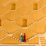 Manisha und Jasmin Singh halten am Baoli, einem alten Stufenbrunnen in einem Dorf nahe der Stadt Jaipur außerhalb der indischen Thar-Wüste.      Ami Vitale, Fotografin und Filmemacherin des "National Geographic"-Magazins, hat mehr als 100 Länder bereist und dabei nicht nur Gewalt und Konflikte, sondern auch surreale Schönheit und die fortwährende Kraft des menschlichen Geistes erlebt.