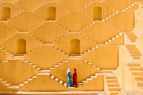 Manisha und Jasmin Singh halten am Baoli, einem alten Stufenbrunnen in einem Dorf nahe der Stadt Jaipur außerhalb der indischen Thar-Wüste.      Ami Vitale, Fotografin und Filmemacherin des "National Geographic"-Magazins, hat mehr als 100 Länder bereist und dabei nicht nur Gewalt und Konflikte, sondern auch surreale Schönheit und die fortwährende Kraft des menschlichen Geistes erlebt.
