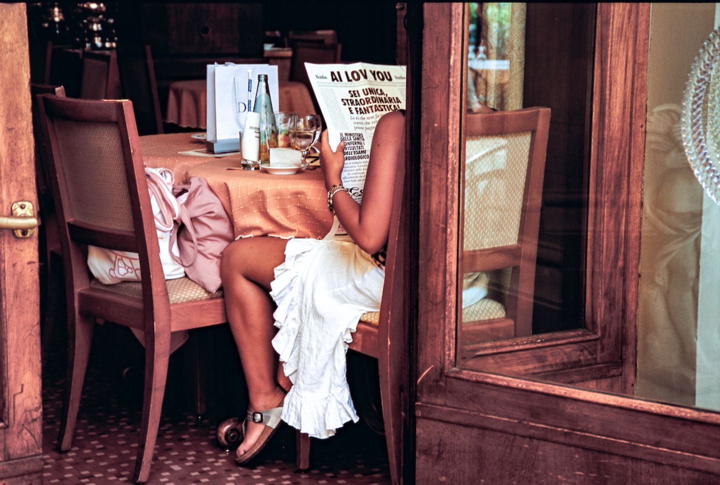 "LOVE, ITALY, 2005", Jodi Cobb Eine Frau in Florenz, Italien, genießt ihre Lektüre. Jodi Cobbs bahnbrechende Karriere erstreckt sich über vier Jahrzehnte als Feldfotografin für "National Geographic", die einzige Frau, die diese Position in ihrer Geschichte innehatte. Sie ist durch mehr als hundert Länder gereist, um Kulturen in einigen der undurchdringlichsten Umgebungen der Welt zu dokumentieren.