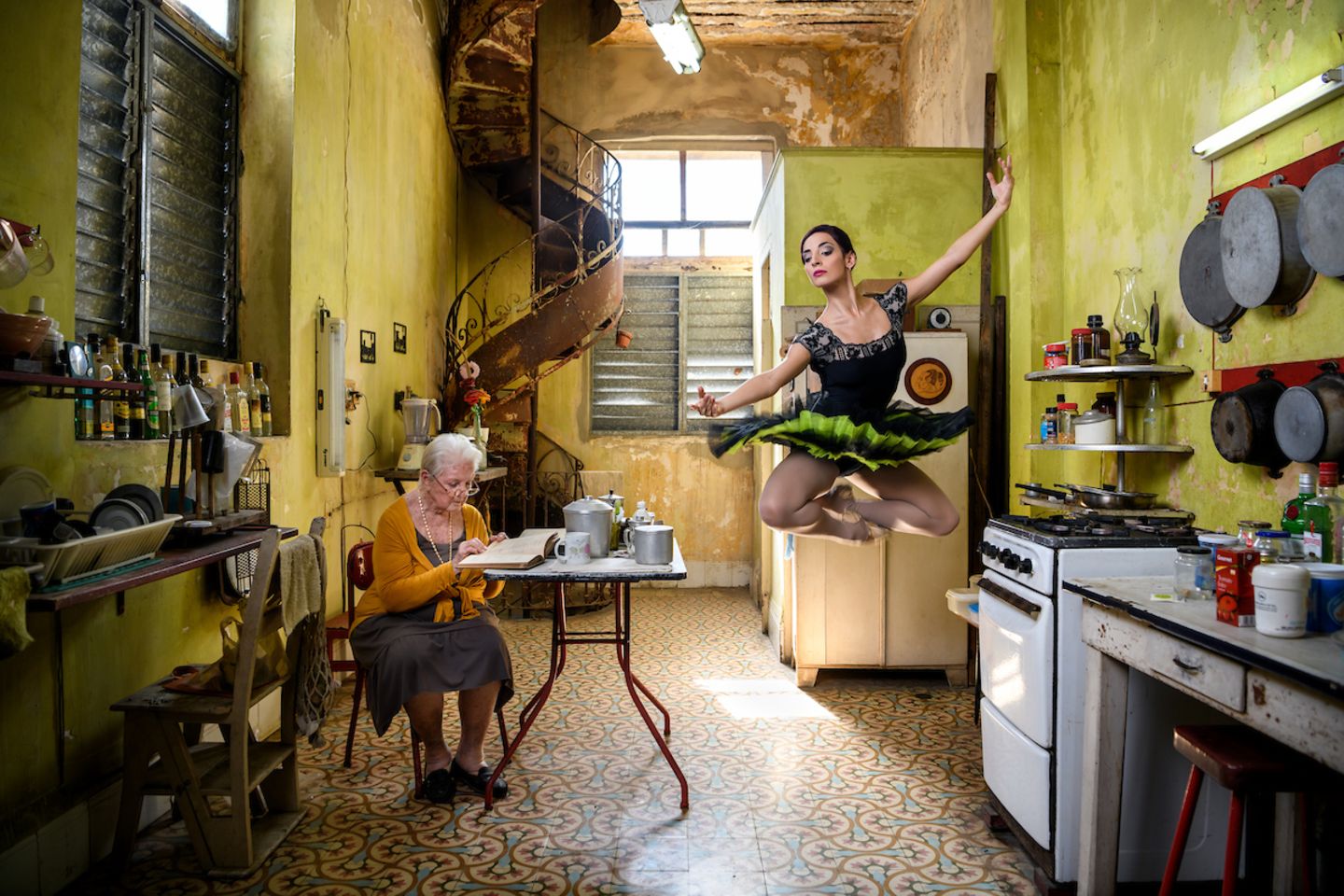 "Dancer in Havana", Joe McNally "Ich liebe Jossies Küche in Havanna.", schreibt der Fotograf über sein Bild. "Es sieht so aus, als hätte dort 1955 (oder so) jemand eine Tasse Kaffee gekocht, und sei in all den Jahren nie wieder hineingegangen." Daneben springt die Nationalballett-Tänzerin Yanlis Abreu Gonzalez auf wunderbare Weise. Joe McNally ist ein international anerkannter, preisgekrönter Fotograf, dessen erfolgreiche Karriere Aufträge in fast 70 Ländern umfasst. McNally gilt weltweit als einer der besten, technisch versiertesten Fotografen seiner Generation.