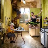 "Ich liebe Jossies Küche in Havanna.", schreibt der Fotograf über sein Bild. "Es sieht so aus, als hätte dort 1955 (oder so) jemand eine Tasse Kaffee gekocht, und sei in all den Jahren nie wieder hineingegangen." Daneben springt die Nationalballett-Tänzerin Yanlis Abreu Gonzalez auf wunderbare Weise.      Joe McNally ist ein international anerkannter, preisgekrönter Fotograf, dessen erfolgreiche Karriere Aufträge in fast 70 Ländern umfasst. McNally gilt weltweit als einer der besten, technisch versiertesten Fotografen seiner Generation.