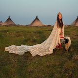 Christina trägt einen Vorhang und eine Krone aus einer Kartonschachtel. Sie gibt sich als Prinzessin der Tundra im Lager der Rentierzüchter der Nenzen aus.      Evgenia Arbugaeva ist Fotografin für das Magazin "National Geographic". In ihrer Arbeit blickt sie oft in ihre Heimat – die Arktis – und entdeckt und fängt die fernen Welten und Menschen ein, die sie bewohnen.