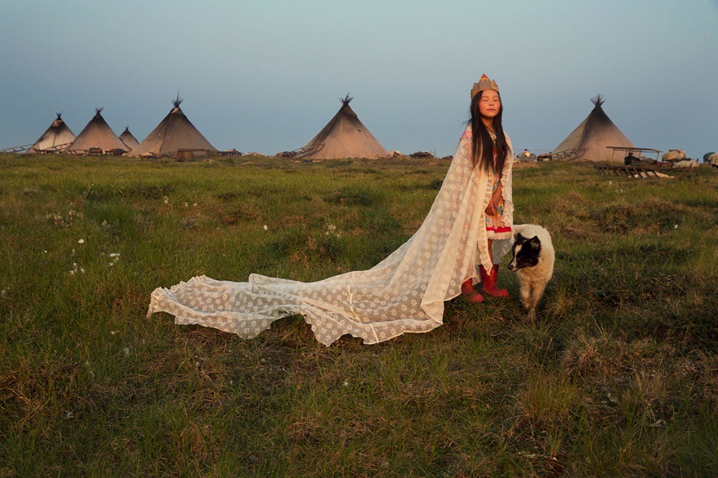 "Princess of Tundra", Evgenia Arbugaeva Christina trägt einen Vorhang und eine Krone aus einer Kartonschachtel. Sie gibt sich als Prinzessin der Tundra im Lager der Rentierzüchter der Nenzen aus. Evgenia Arbugaeva ist Fotografin für das Magazin "National Geographic". In ihrer Arbeit blickt sie oft in ihre Heimat – die Arktis – und entdeckt und fängt die fernen Welten und Menschen ein, die sie bewohnen.