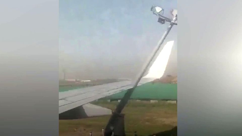 Flugzeug kracht in Laternenpfahl, weil Pilot sich verschätzt Flugzeug kracht in Laternenpfahl, weil Pilot sich verschätzt