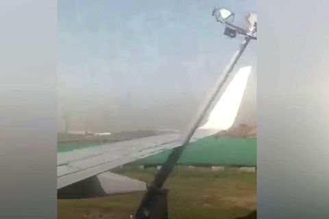 Flugzeug kracht in Laternenpfahl, weil Pilot sich verschätzt