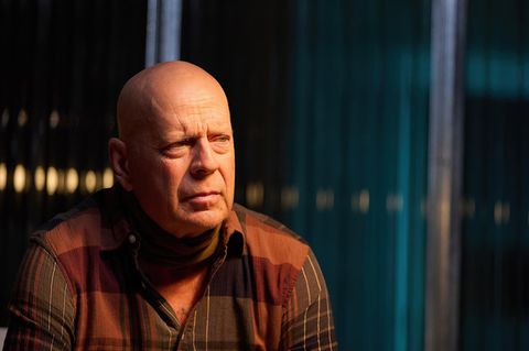 Schauspieler Bruce Willis blickt ernst in die Kamera