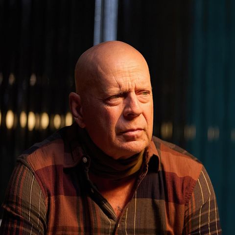 Schauspieler Bruce Willis blickt ernst in die Kamera