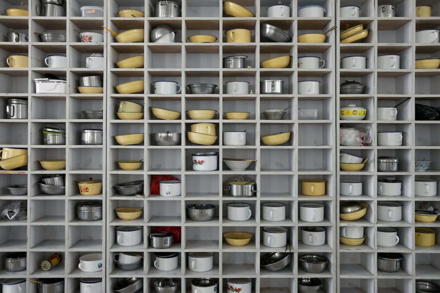"Rice Bowls", John Stanmeyer Eine Wand aus Reisschalen bei der Nippon (Boluo) Electronics Co., Ltd. in der chinesischen Stadt Huizhou. Die Fabrik ernährt über 600 Mitarbeiter mit drei Mahlzeiten am Tag. John Stanmeyer ist ein preisgekrönter Fotograf, Filmemacher und Pädagoge, der sich sozialen, humanitären und politischen Themen widmet, die unsere Zeit bestimmen. Seit mehr als 15 Jahren arbeitet Stanmeyer fast ausschließlich mit dem Magazin "National Geographic" zusammen. Zwischen 1998 und 2008 war John Vertragsfotograf für das "Time"-Magazin.