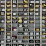 Eine Wand aus Reisschalen bei der Nippon (Boluo) Electronics Co., Ltd. in der chinesischen Stadt Huizhou. Die Fabrik ernährt über 600 Mitarbeiter mit drei Mahlzeiten am Tag.      John Stanmeyer ist ein preisgekrönter Fotograf, Filmemacher und Pädagoge, der sich sozialen, humanitären und politischen Themen widmet, die unsere Zeit bestimmen. Seit mehr als 15 Jahren arbeitet Stanmeyer fast ausschließlich mit dem Magazin "National Geographic" zusammen. Zwischen 1998 und 2008 war John Vertragsfotograf für das "Time"-Magazin.