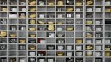 Eine Wand aus Reisschalen bei der Nippon (Boluo) Electronics Co., Ltd. in der chinesischen Stadt Huizhou. Die Fabrik ernährt über 600 Mitarbeiter mit drei Mahlzeiten am Tag.      John Stanmeyer ist ein preisgekrönter Fotograf, Filmemacher und Pädagoge, der sich sozialen, humanitären und politischen Themen widmet, die unsere Zeit bestimmen. Seit mehr als 15 Jahren arbeitet Stanmeyer fast ausschließlich mit dem Magazin "National Geographic" zusammen. Zwischen 1998 und 2008 war John Vertragsfotograf für das "Time"-Magazin.